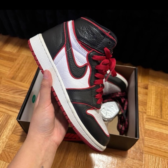 Nike Air Jordan 1 Retro High OG Black/White/Red Shoes EUC - Picture 3 of 5